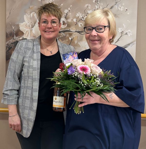 im Bild rechts Helga Waterstradt (PFK), links Melanie Baumgärtner (Einrichtungsleitung)