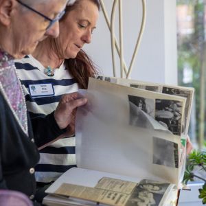 Zwei Frauen blättern in einem Fotoalbum und teilen Erinnerungen an vergangene Zeiten. | © Name