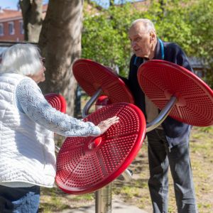 Älteres Paar nutzt Fitnessgeräte im Freien und genießt die Zeit im Park bei sonnigem Wetter. | © Name