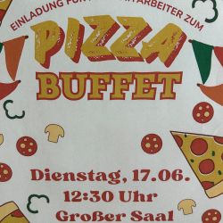 Ein buntes Einladungsplakat bewirbt ein Pizza-Buffet am Dienstag, 17.06., um 12:30 Uhr im Großen Saal mit Pizzamotiven.