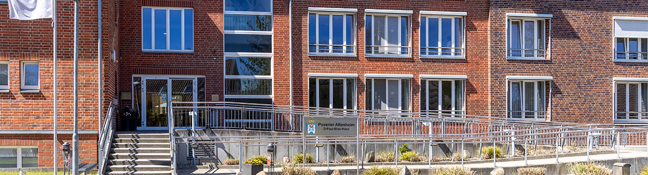Das Gebäude zeigt einen modernen Eingangsbereich mit Rampen und Fenstern in einem freundlichen Ambiente. | © Name